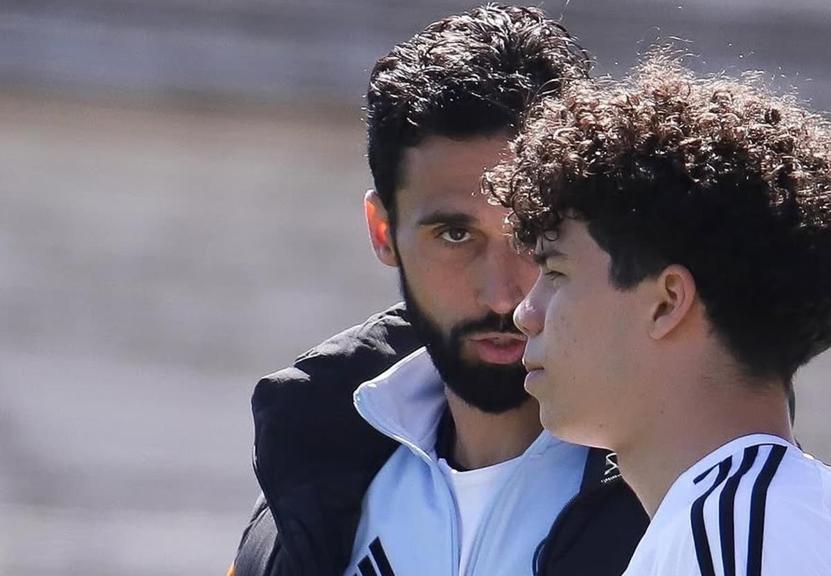 Arbeloa, junto a Enzo Alves
