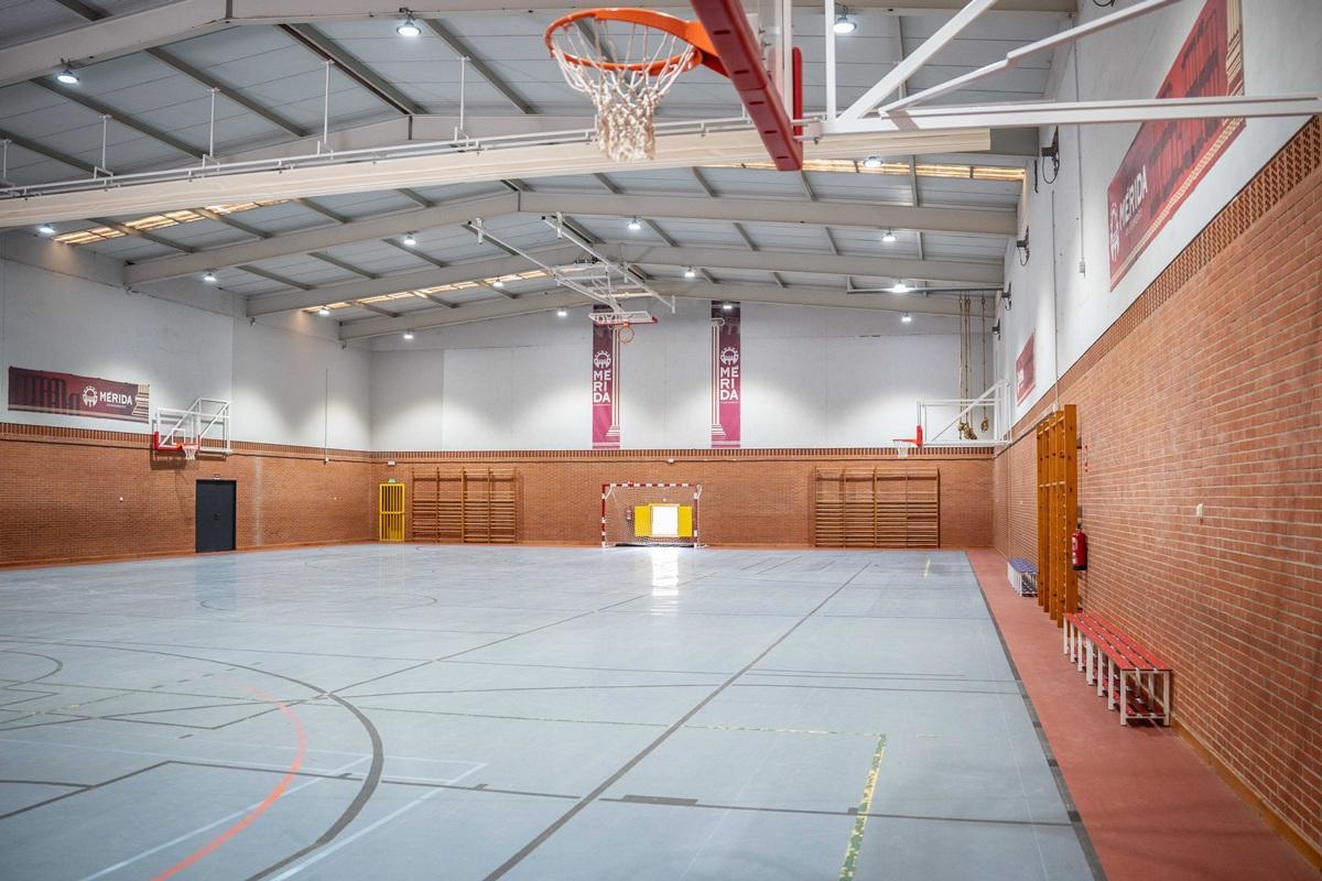 Estado de las pistas polideportivas de Las Abadías de Mérida.
