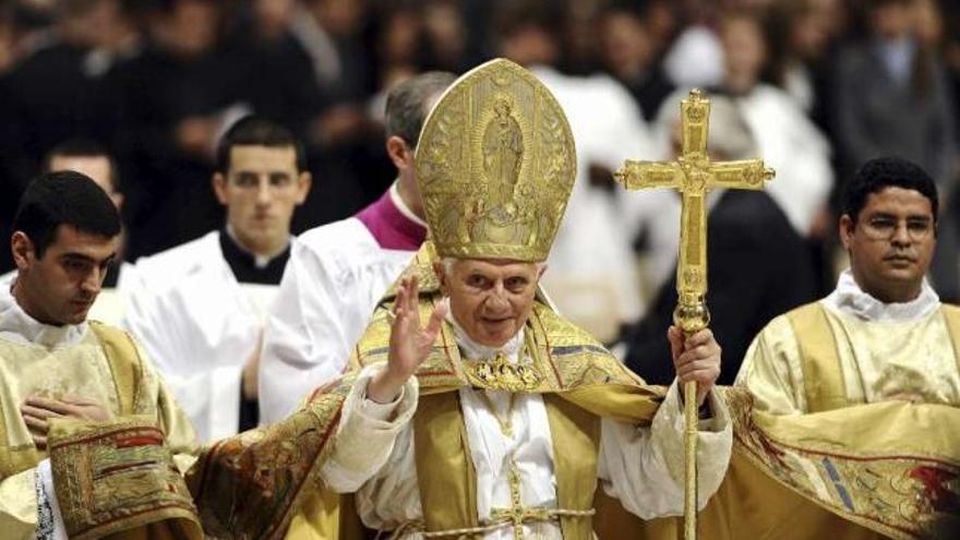 Benedicto XVI saluda en la Basílica de San Pedro tras la celebración de su tercer consistorio. / efe