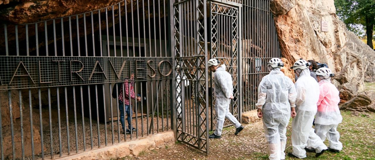 Un momento de las visitas a la cueva de Maltravieso.