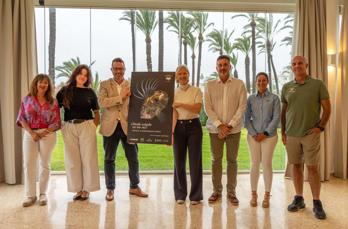 De izda a dcha. Representantes de Catamarán Mundo Marino, Paradores, Fundación Oceanogràfic, Ayuntamiento de Xàbia, Club Náutico y Marina Nou Fontana