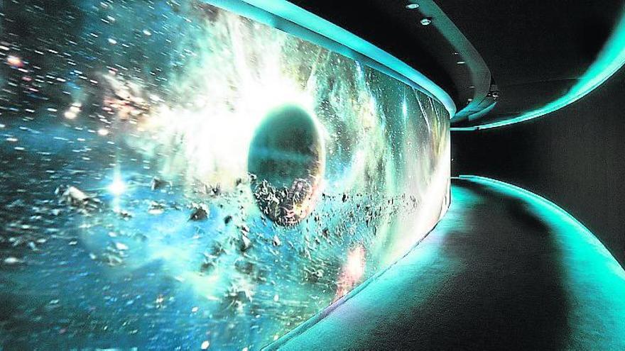 El acceso a las nuevas salas de cine se hace a través de un pasillo con una gigante pantalla OLED.