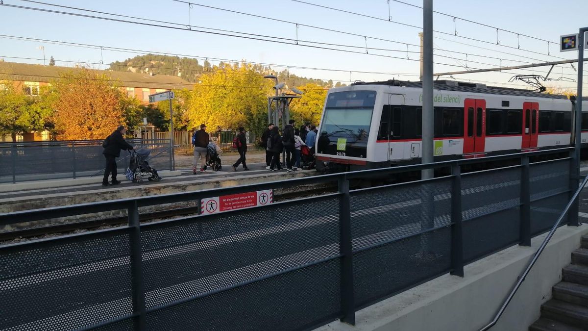 Passatgers, aquest dilluns, a l'estació de Sant Vicenç de Castellet dels FGC