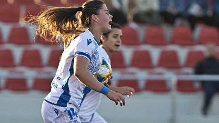 María Méndez corre con el balón hacia el círculo central tras su gol con el que recortó distancias.