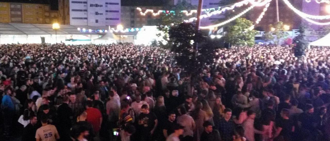 Aspecto de la plaza del Conceyín durante las fiestas de San Juan antes de la pandemia. | LNE