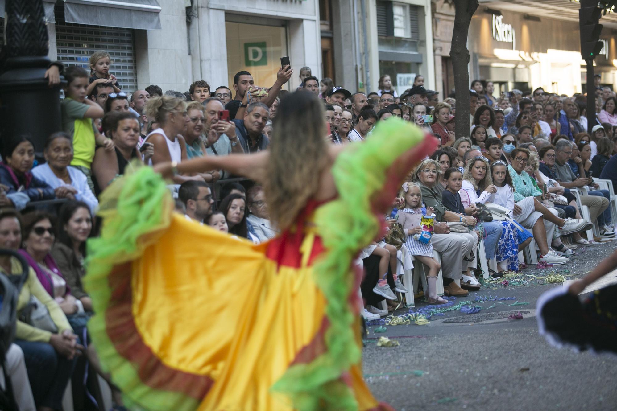 En Imágenes: El Desfile del Día de América llena las calles de Oviedo en una tarde veraniega