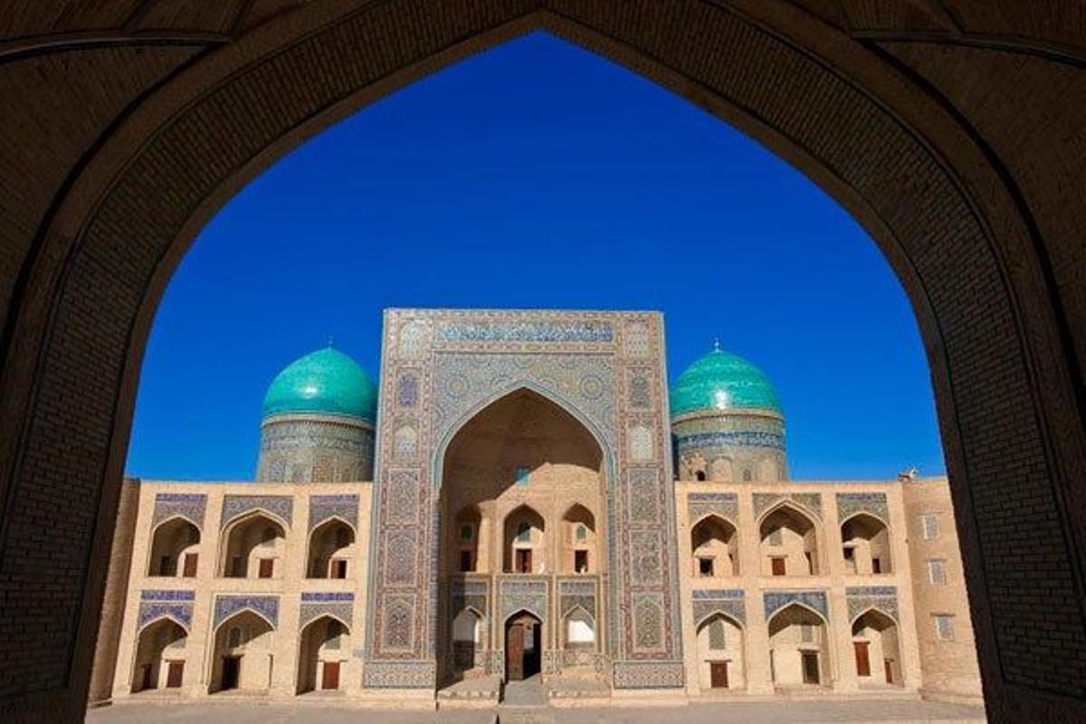 Fachada principal de la madraza Mir-i Arab de Bukhara.