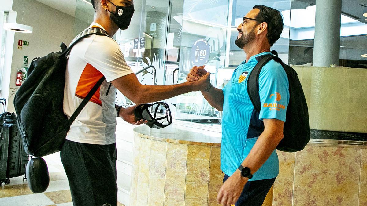 Alderete y Bordalás 
se saludan ayer, en Oliva. valenciacf  