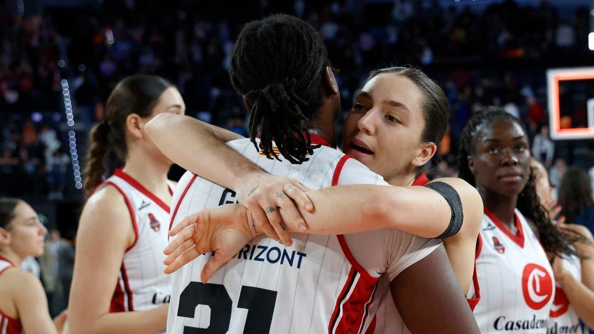 Gueye y Pueyo se abrazan celebrando la victoria en Valencia