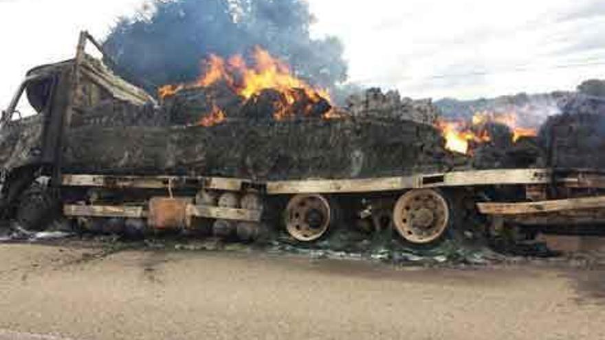 La mercancía del camión en llamas. A la derecha, los restos humeantes del vehículo varias horas después.
