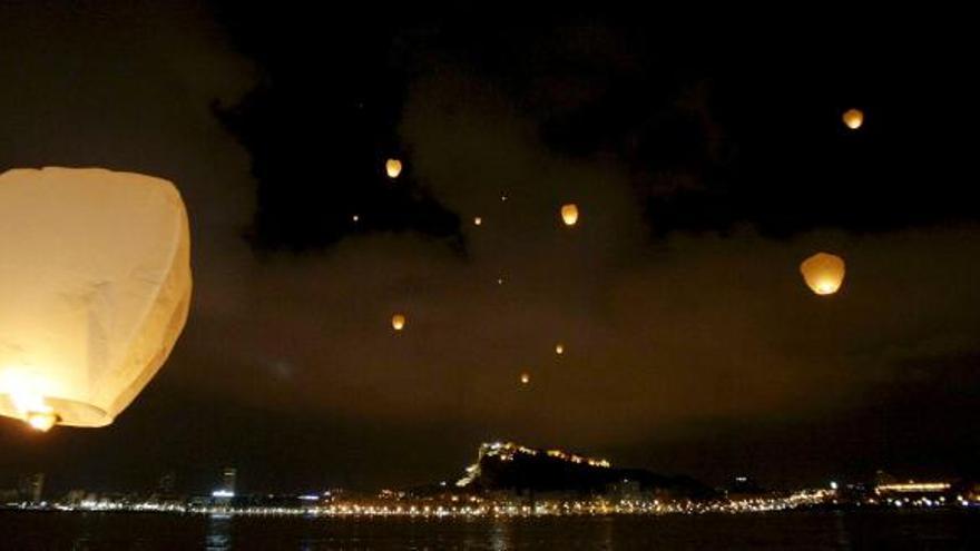 Globos luminosos soltados en Alicante por San Juan.