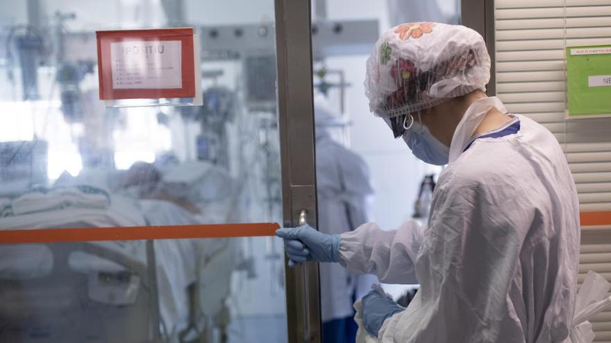 Una sanitaria en el hospital de Barcelona.