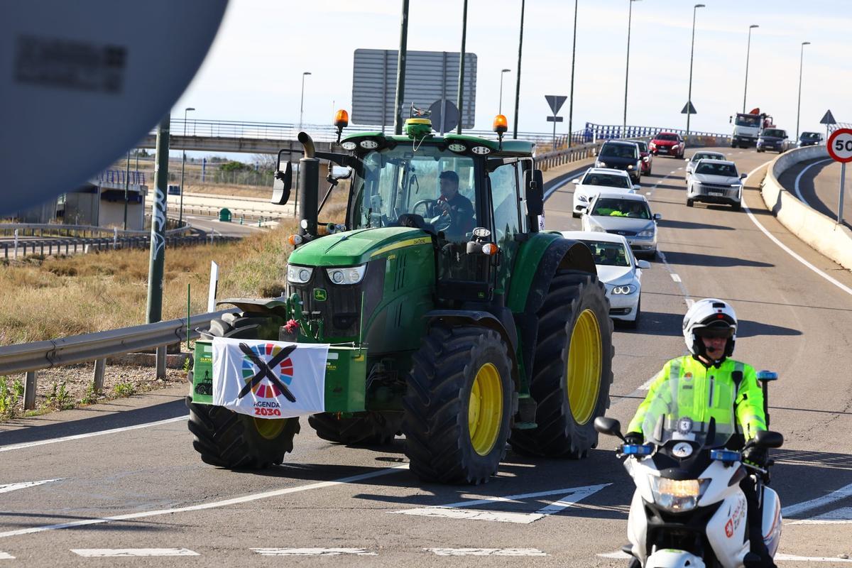 En imágenes | Los tractores vuelven a las calles en Zaragoza: atascos y retenciones en los alrededores de Plaza En imágenes | Los tractores vuelven a las calles en Zaragoza: atascos y retenciones en los alrededores de Plaza