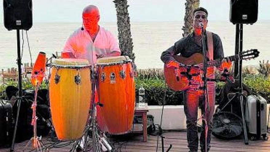 Música en vivo de jueves a sábado. | HOTEL RIOMAR