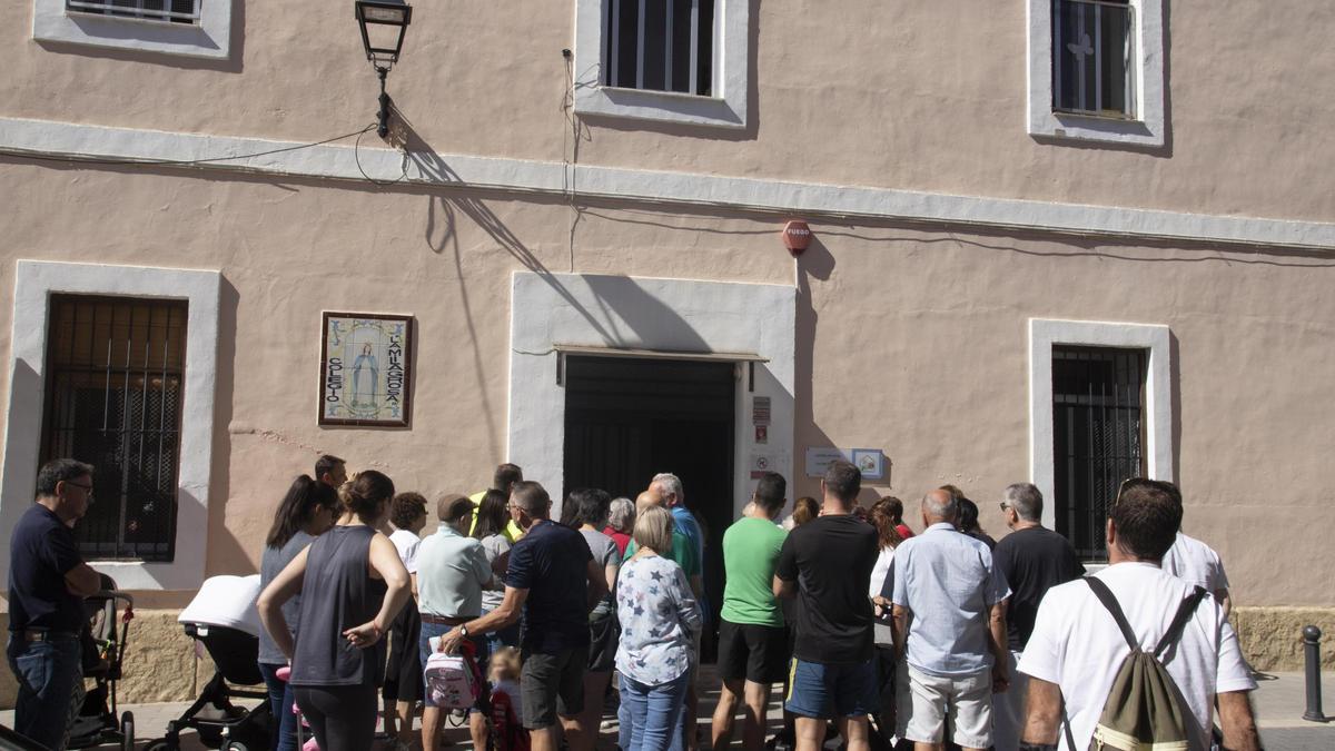 Algunos de los padres y abuelos que ayer acudieron a recoger a  los pequeños a las 12.30 del mediodía.