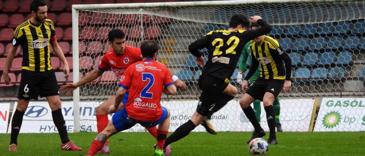 Los aurinegros se alejan de la superficie clasificatoria tras caer en O Couto.