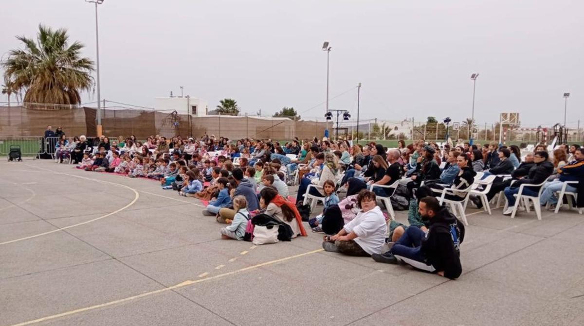 Espectáculos para todos los públicos en el patio del CEIP Sant Jordi.