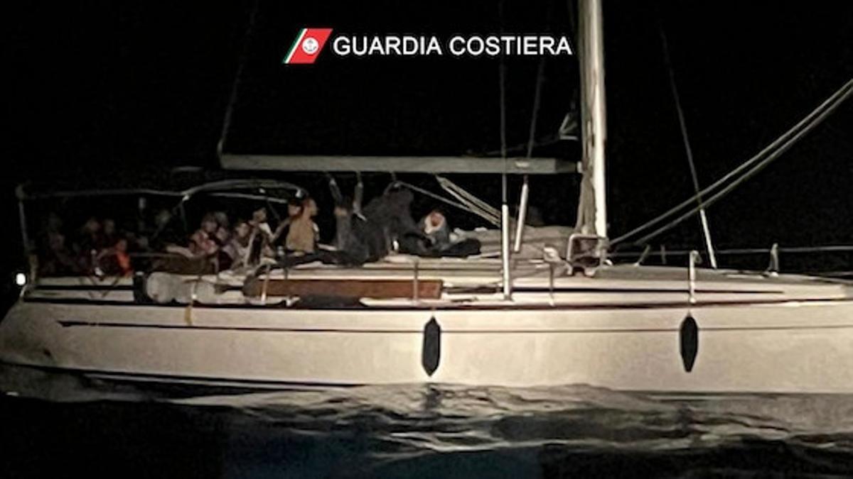 Velero localizado por la 'Guardia Costiera' con migrantes a bordo a unas cien millas de loa costa sur italiana.