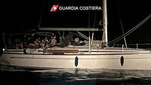 Velero con migrantes a bordo localizado por la ’Guardia Costiera’ a unas cien millas de loa costa sur italiana.