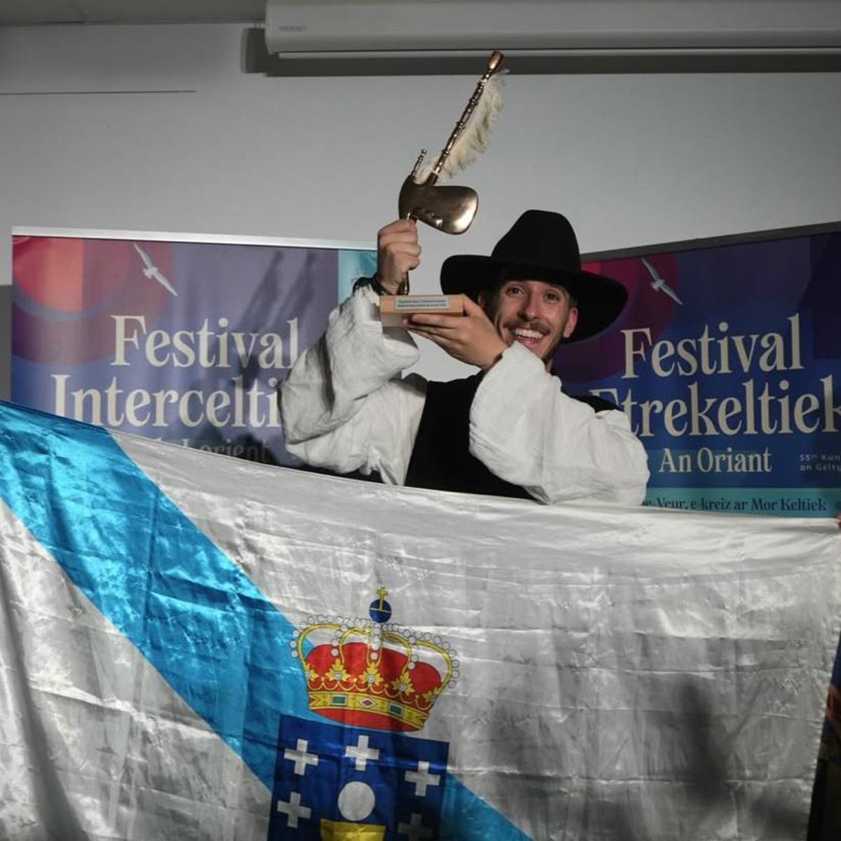 O gaiteiro Manuel Seoane, despois de gañar o trofeo MacCrimmon no Festival Intercético de Lorient.