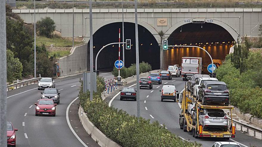 La circunvalación de Alicante necesita un tercer carril en cada sentido y urge conectar con tren Alicante y Elche con el aeropuerto . | RAFA ARJONES