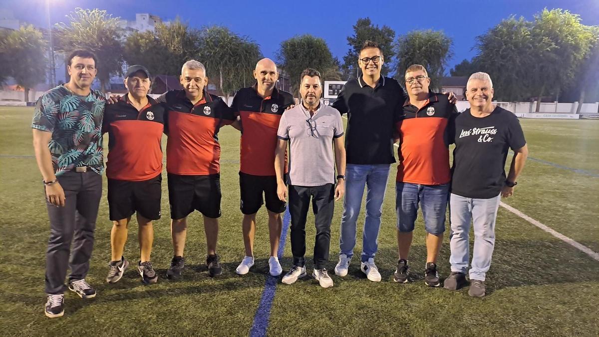 Toni Hernández, con los técnicos del primer equipo
