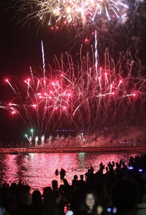 Como es tradición, el espectáculo pirotécnico da paso a días de fiesta en Málaga. Y como cada año, cientos de jóvenes siguieron los fuegos desde la playa de La Malagueta