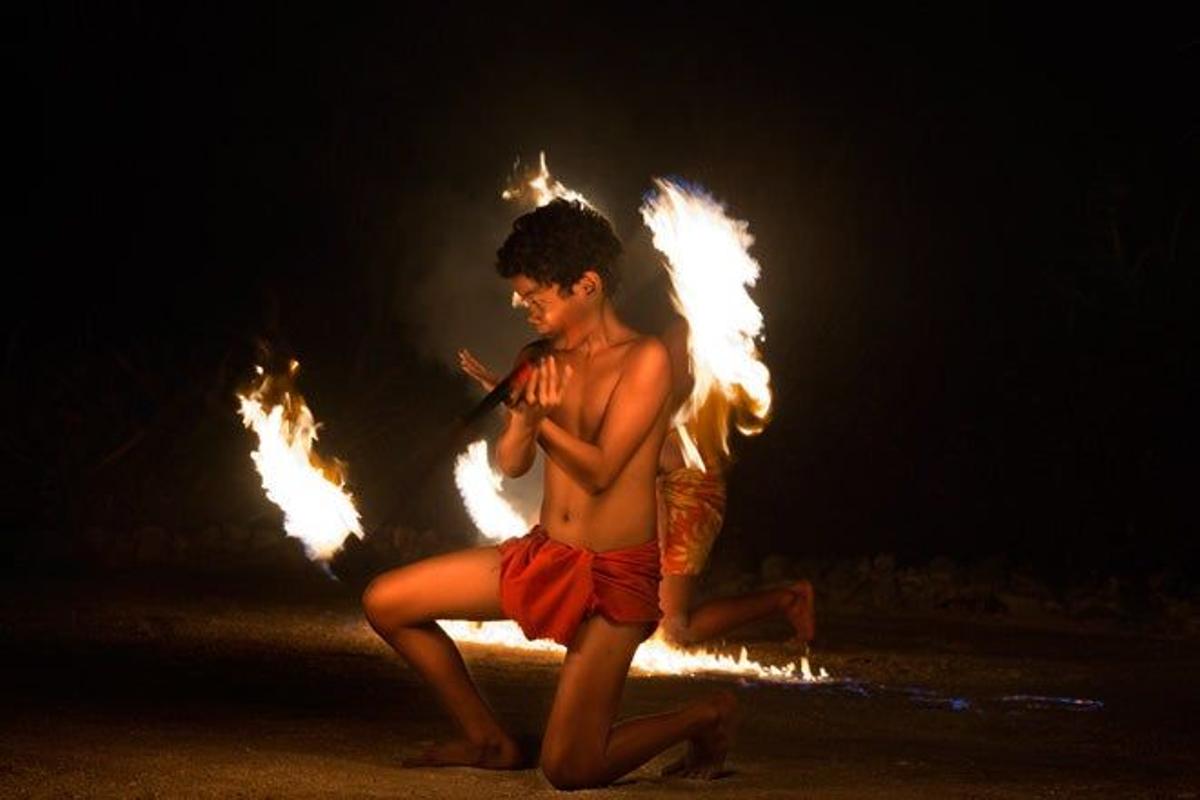 Espectáculo de danzas maoríes con fuego en Aitutaki.