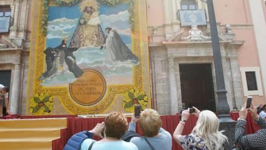 El diseño del tapiz de la Virgen conquista a los valencianos