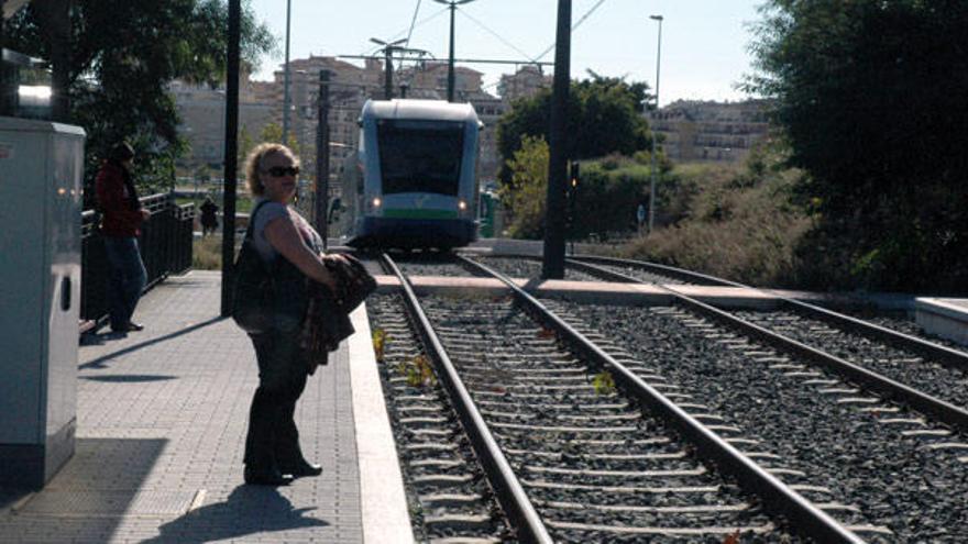 Usuarios esperan la llegada del tranvía.