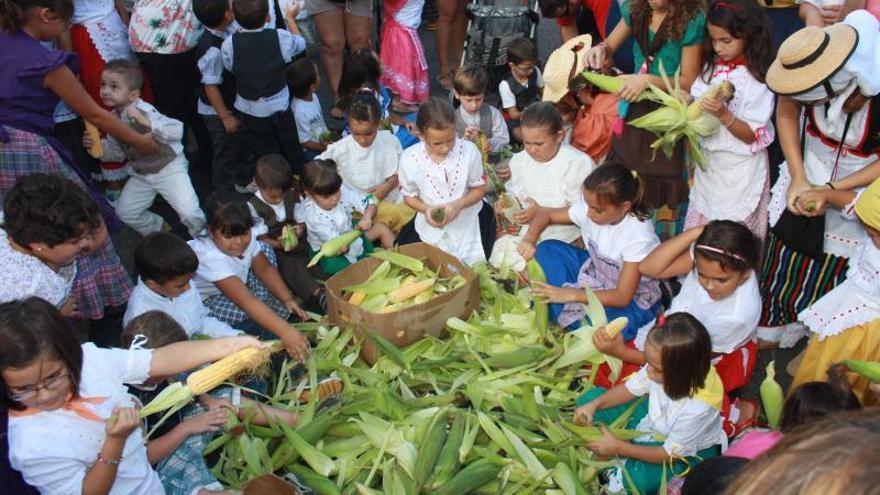 Cochino, piñas asadas, Subida del Millo y baile por El Rosario, en la plaza