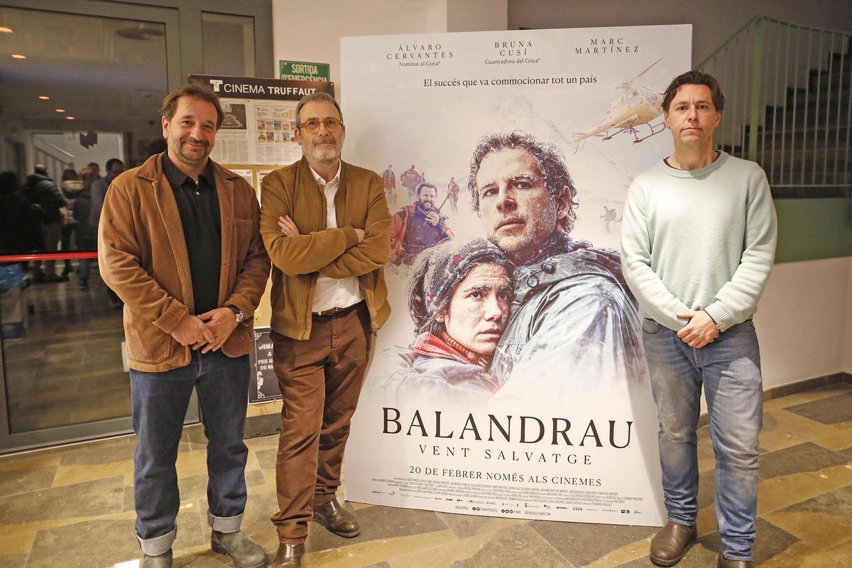 Els productors de la pel·lícula i el director Fernando Trullols dissabte al cinema Truffaut de Girona