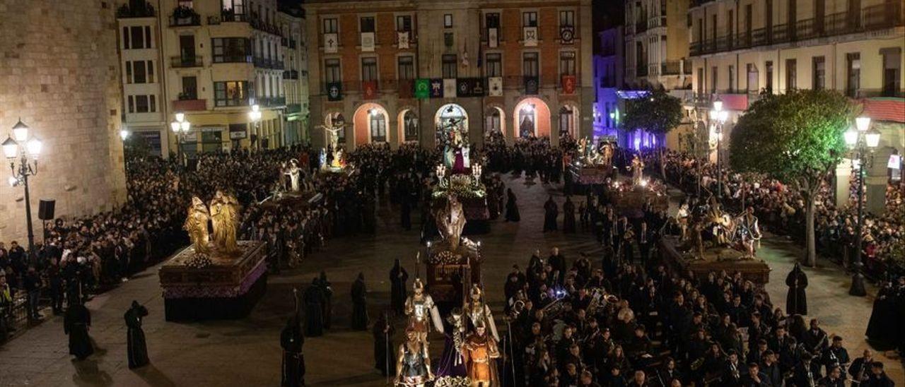 Semana Santa Zamora | Disposición del Cinco de Copas y el resto de pasos en la Plaza Mayor para bailar con Thalberg