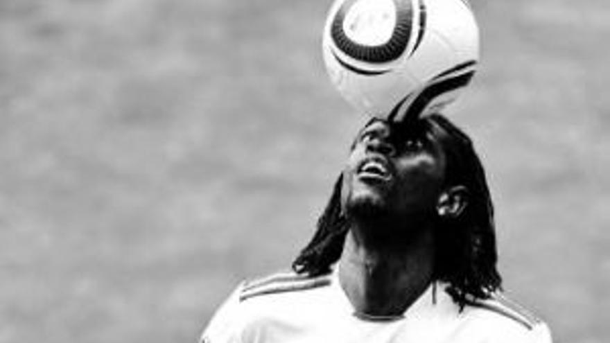 Adebayor: &quot;No he venido para echar a Benzema&quot;