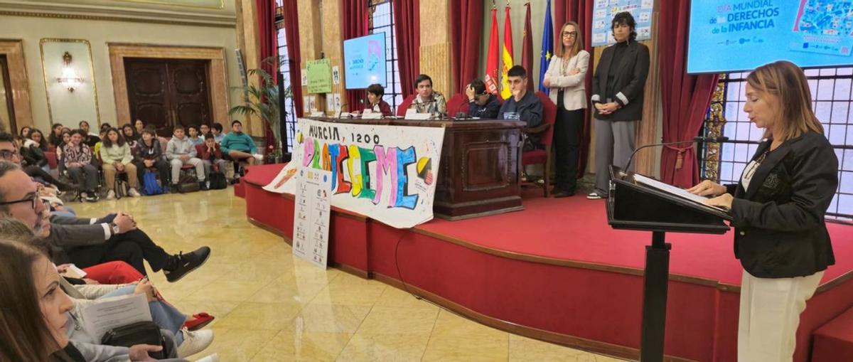 La concejala de Educación, Belén López Cambronero, interviene durante el Pleno Infantil. | L.O.