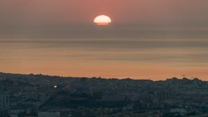 Amanecer en Barcelona sol y nubes altas