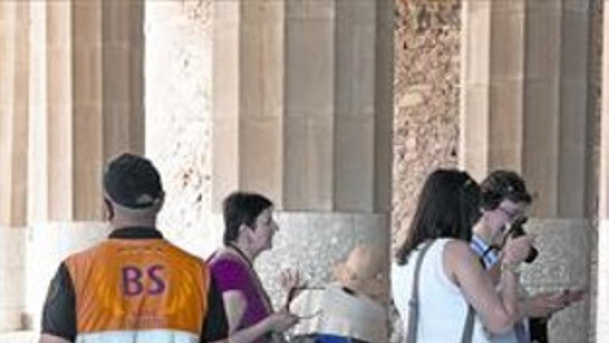 Un vigilante en el recinto del parque Güell, esta semana.