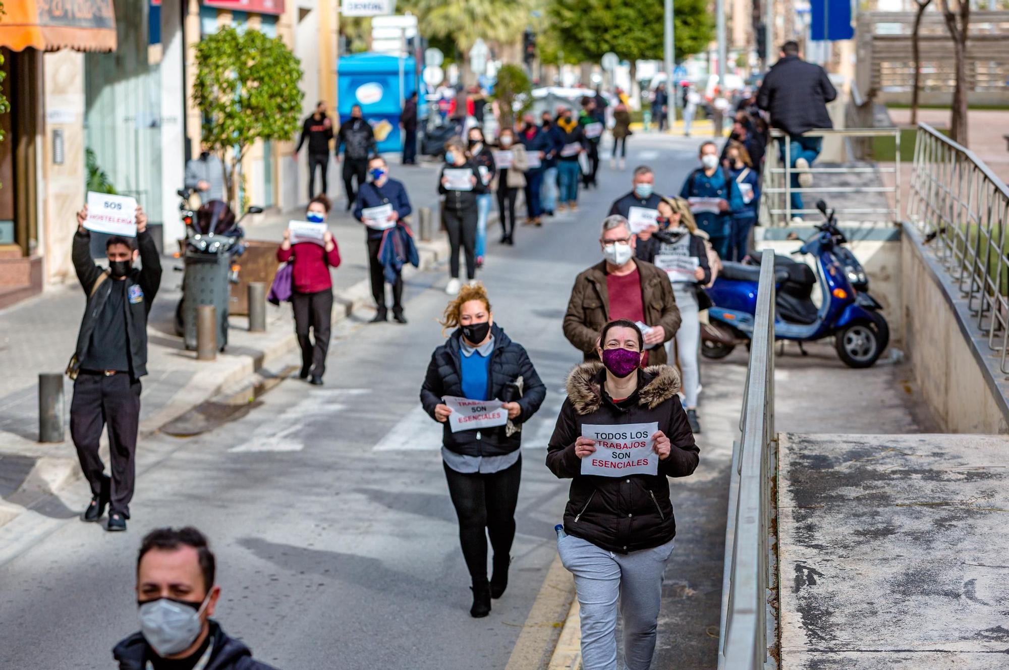 Cerca de 500 personas se manifiestan en La Vila contra el nuevo cierre de la hostelería y la falta de ayudas