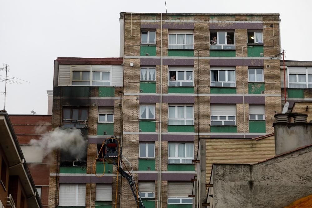 Un herido grave en un incendio en Gijón