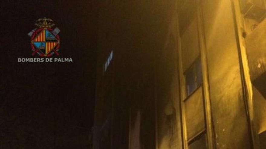 Desalojadas 80 personas de un edificio de Palma al arder cinco contenedores y quemar seis coches