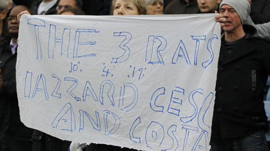 La afición del Chelsea llama ratas a Costa, Cesc y Hazard