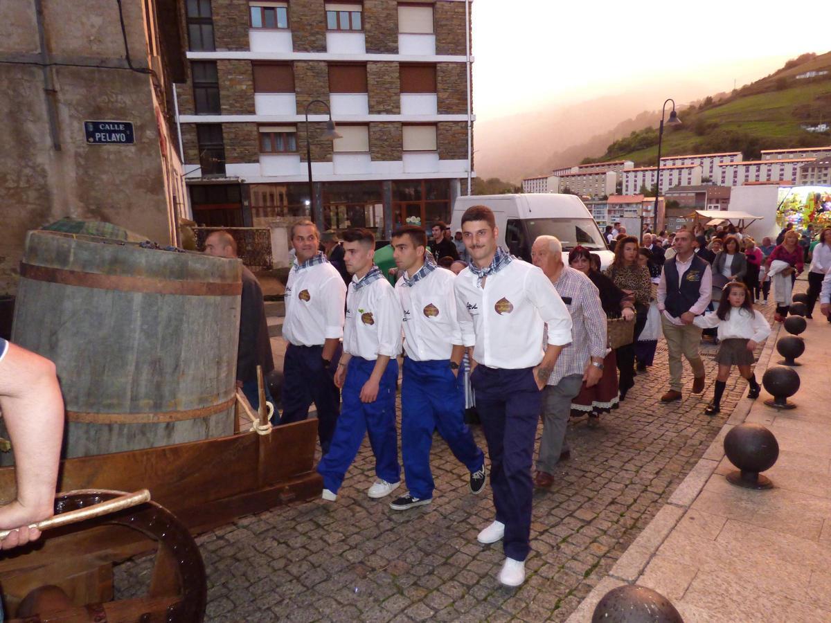 Los vendimiadores tras el carro del país durante el desfile por las calles de Cangas en la edición de 2024.