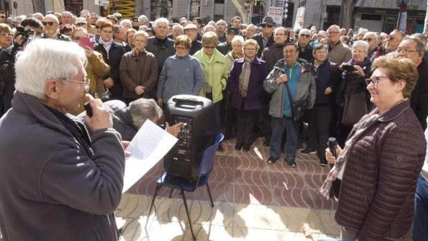 Imagen de la manifestación que tuvo lugar ayer al mediodía ante el Ayuntamiento de Xàtiva.