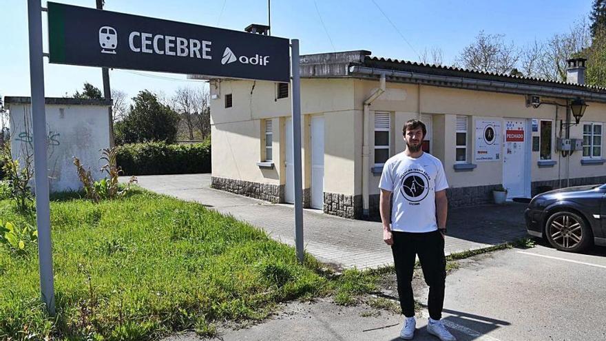 Pablo Giménez, ayer, ante su academia, cerrada, en el apeadero de Cecebre.