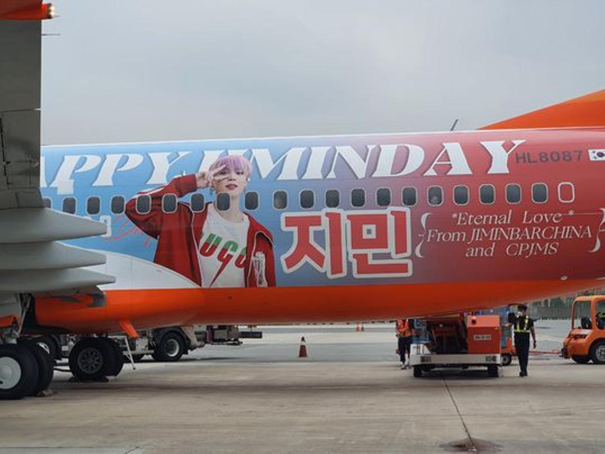 Avión personalizado por las fans de BTS por el cumpleaños del cantante Jimin.