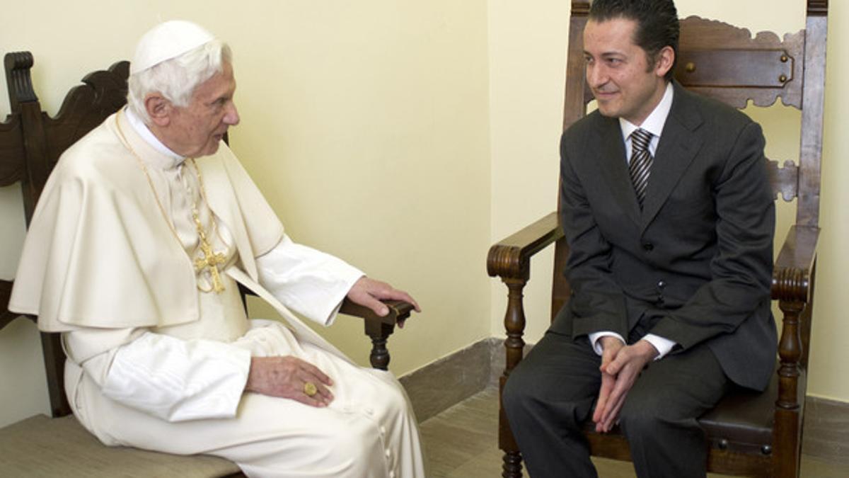 El papa Benedicto XVI habla este sábado con su antiguo mayordomo, Paolo Gabriele, en una audiencia privada.