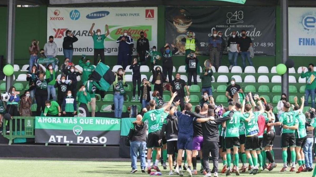 Feliz reencuentro del Atlético Paso con su afición en el Municipal de El Paso. | | E.D.