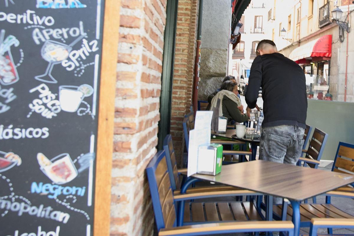 Un camarero atiende una mesa en una terraza de Madrid.