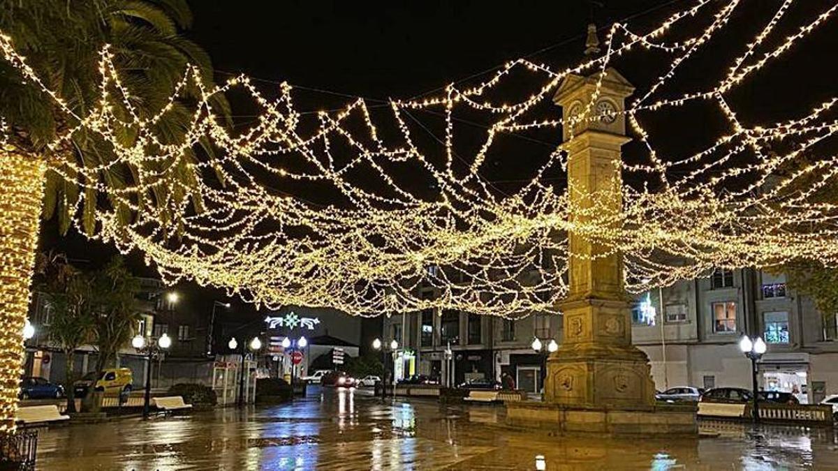 Imagen de la Plaza del Concello de A Laracha ambientada con luces navideñas.