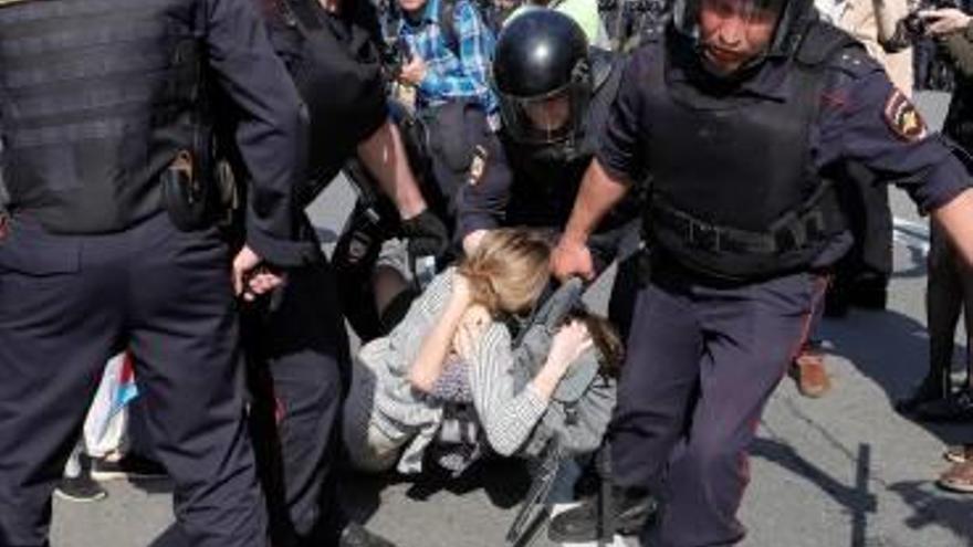 Agents de la policia arrossegant dos manifestants